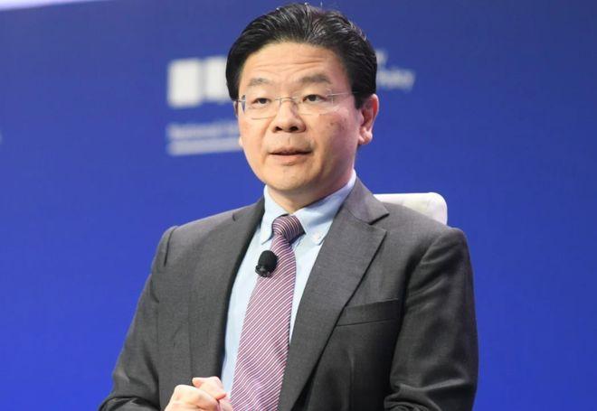 新加坡总理黄循财在集会上罕见落泪，因为靠收"过路费"躺赢的日子彻底结束了！一边是