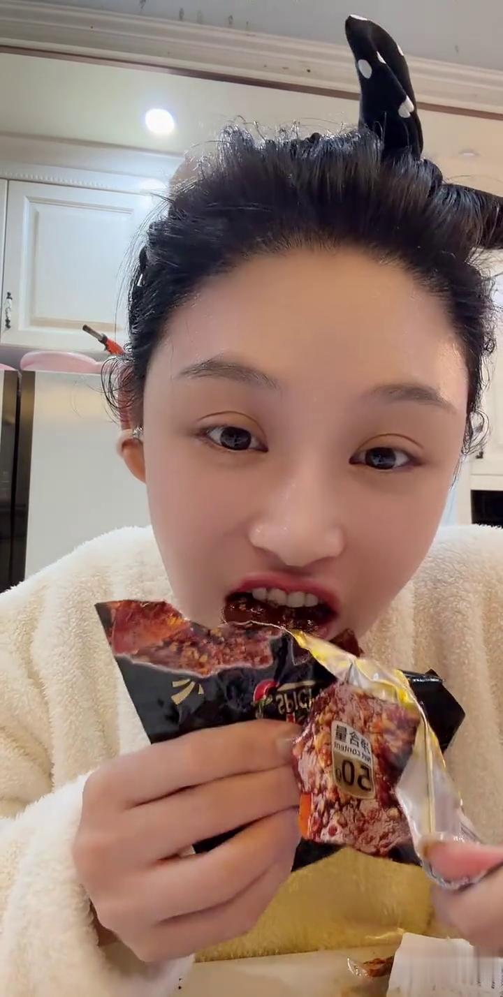 这个是盐水他们家猪肝的香辣猪肝，也很好吃很香的。这个是魔鬼辣，变态辣，这个就不是