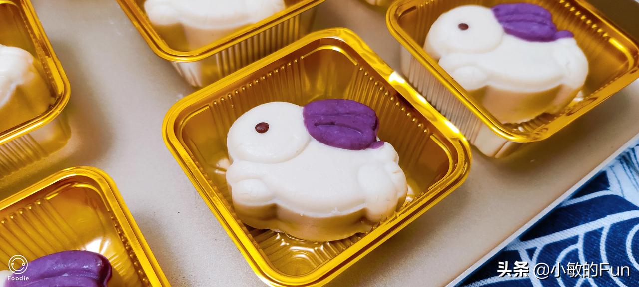 今年比较🔥的“米月饼”，本想用黑芝麻馅，结果两家超市都没有，临时换成咸蛋黄肉松