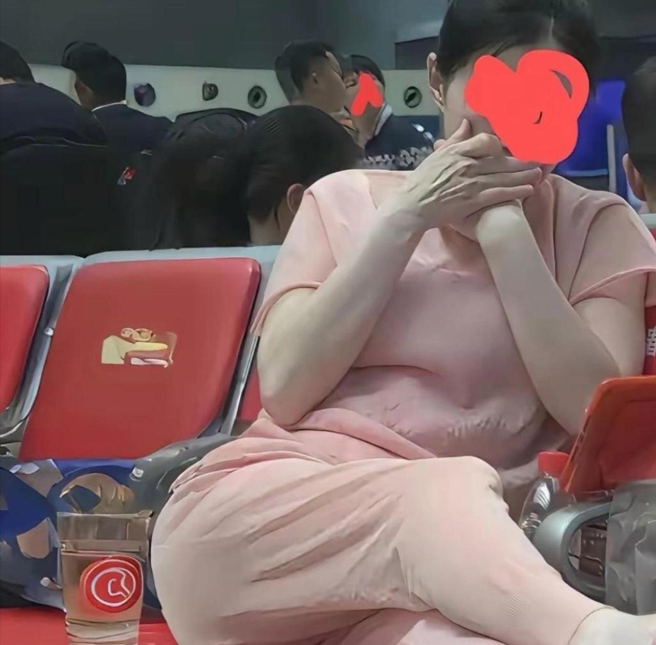 真把候车大厅当成自家客厅了，实在缺乏公共素养。
 
候车大厅属于公共区域，往来旅