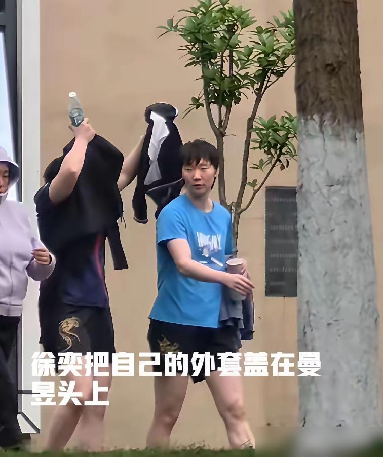 全网都在为一件挡雨的外套高潮，我只看到了血淋淋的绞肉机。
我告诉你，徐奕盖下的