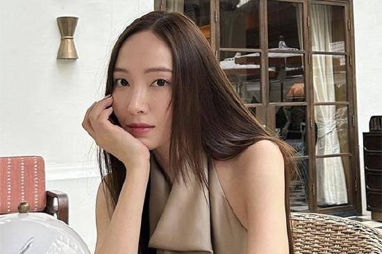  近日，郑秀妍成立的时尚品牌昨天因拖欠房租而被法院强行清退。
据悉，Jessic