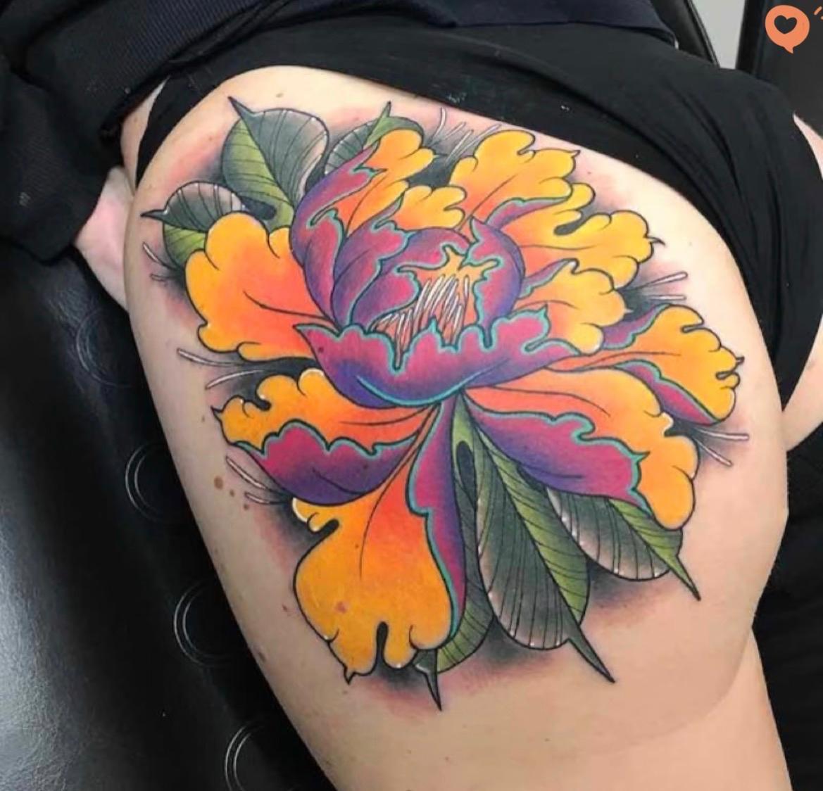 现在的年轻小女孩啊，
已经做到旁若无人，啥都敢干了！
在身上纹这么大的纹身，以后