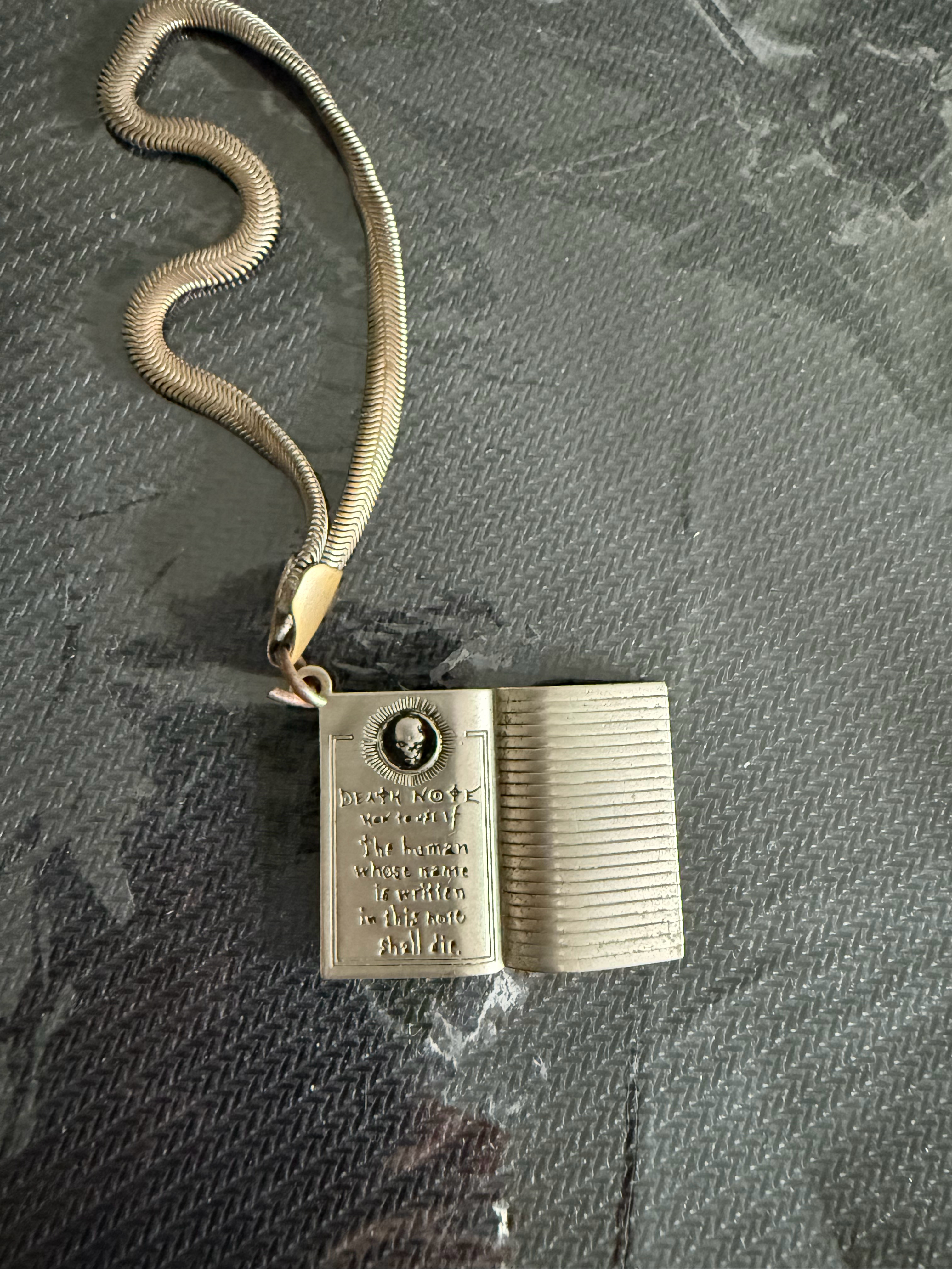 我妈说这个东西是我小时候的 还是个日记本形状 一定很有纪念意义 所以给我拿来了我