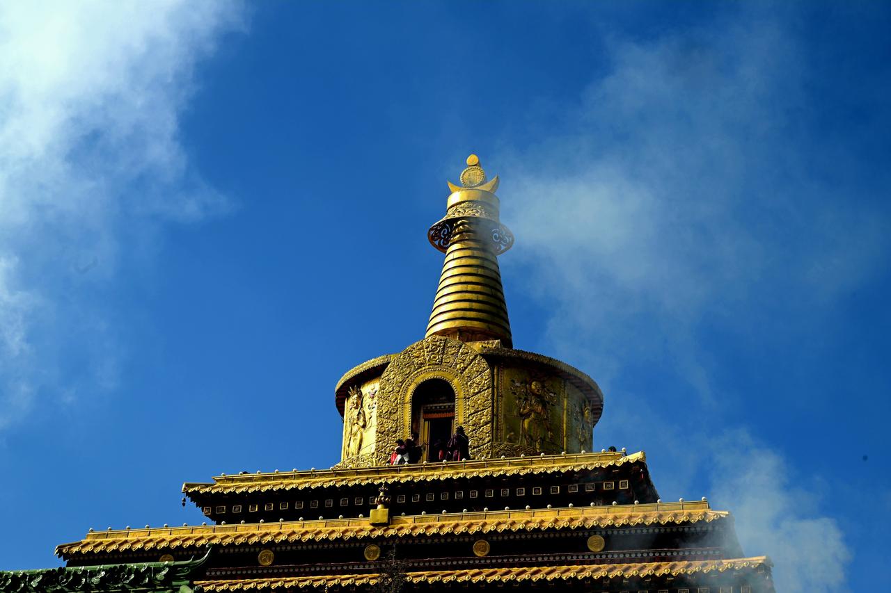 法号沉厚，僧人身着彩衣、戴面具缓步起舞，动作庄重刚劲，在高原天光中透出千年仪轨的