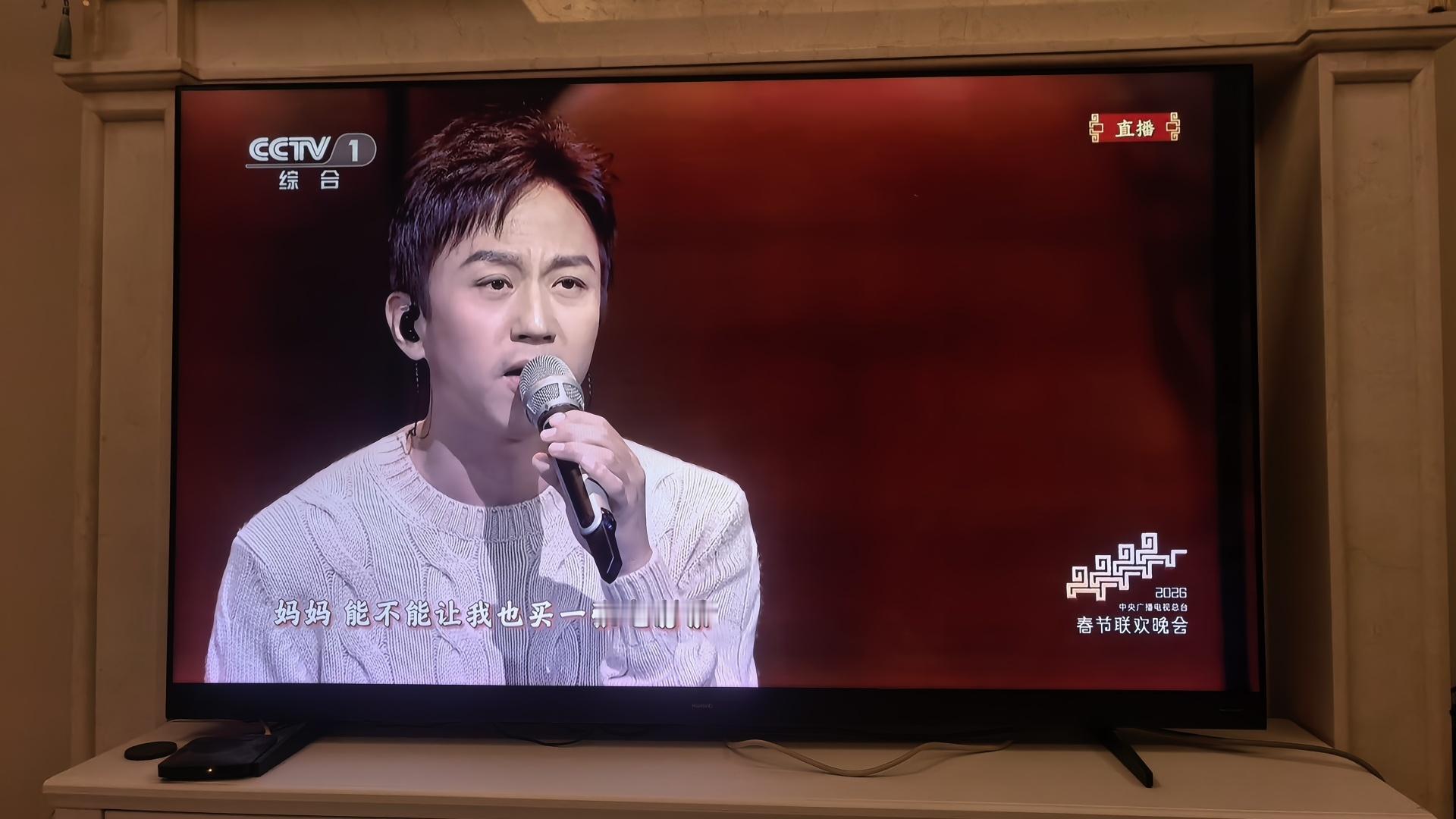 妈妈脑子里是不是有一座电影院，里头放着从小到大的所有瞬间，她孤单的时候就坐到这里