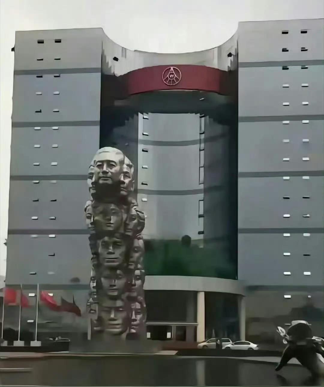 五粮液公司门口的这个雕像是有什么寓意吗[思考]