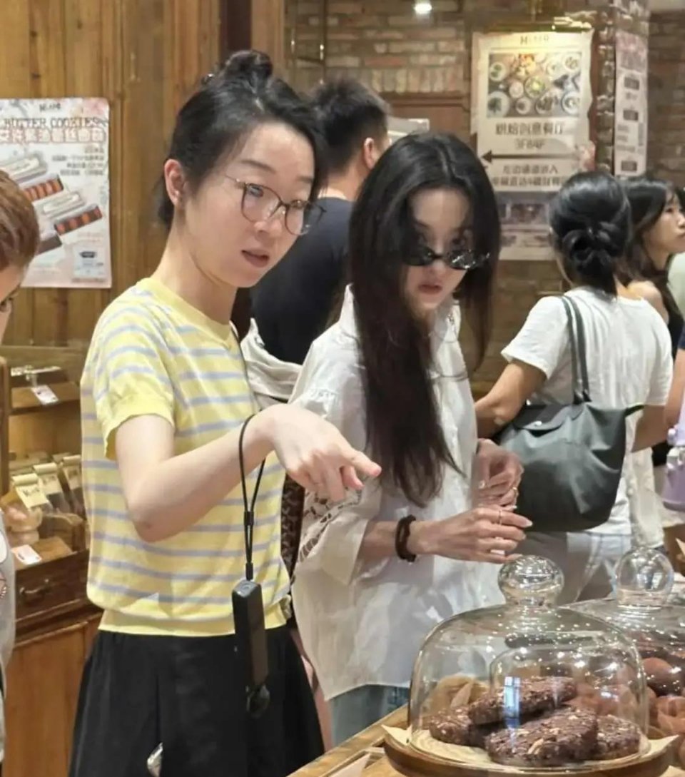 28岁宋祖儿现身天津面包店购物，时尚到破防，真人美绝绝子！ 