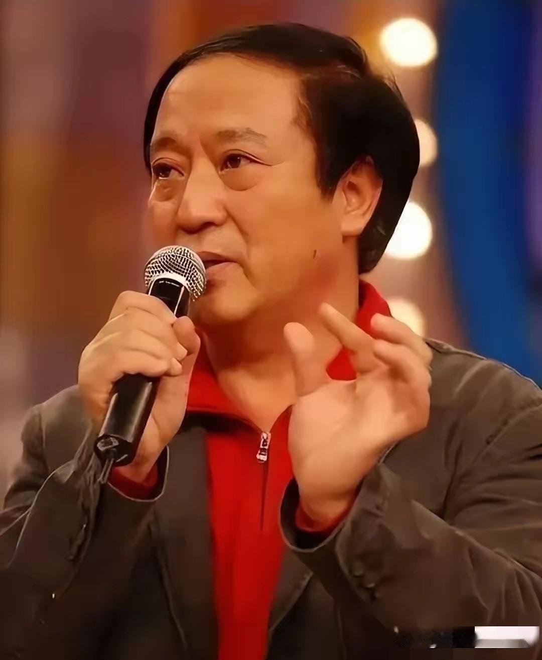 没想到，折腾半生、一度倾家荡产的牛群，晚年竟被美国毕业的儿子牛童，用最朴素的方式