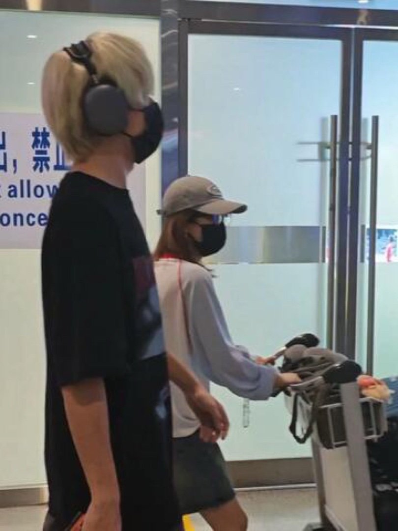 今天遇到啥好事儿了说话都带着波浪符号张颜齐赣州到达 接到了来演舞台剧的颜齐！特别