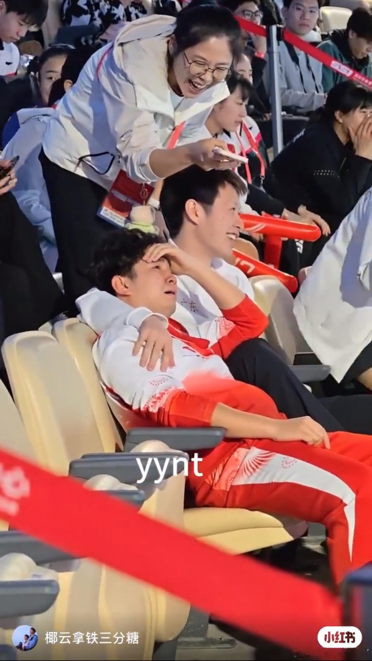 笑颠我了 夫哥的肩膀很好躺的样子