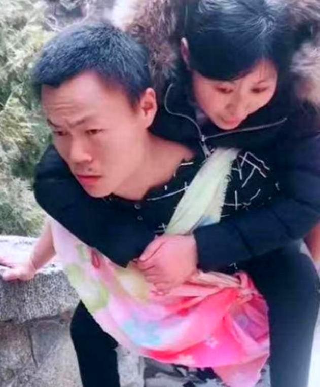 2008年，山东一位21岁的姑娘为爱翻墙私奔，却不幸摔成瘫痪。得知消息的男友毅然