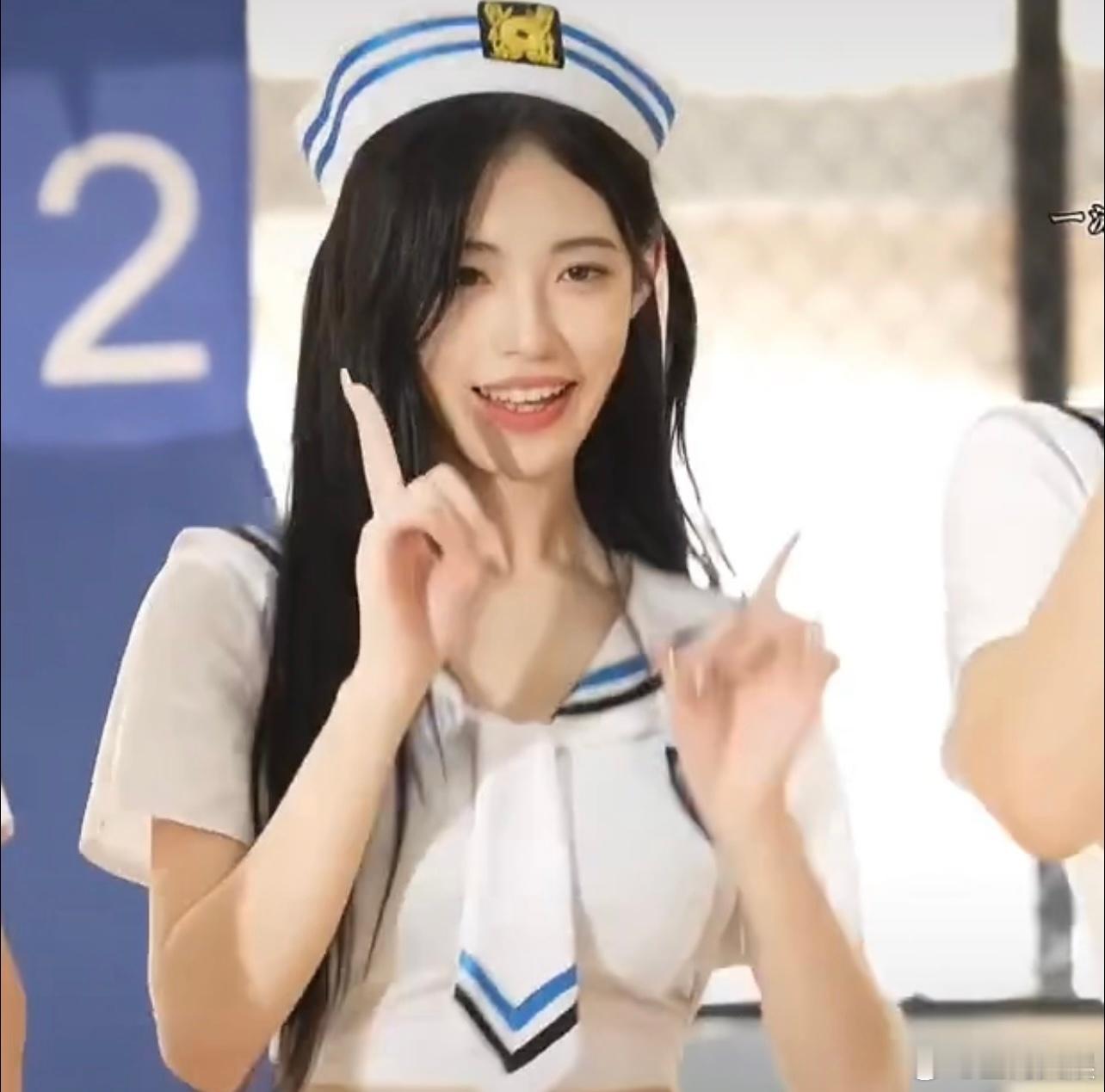 小鞠婧祎陆映橙去了拉拉队选拔 陆映橙去参加拉拉队选拔啦！之前就觉得她和鞠婧祎有点