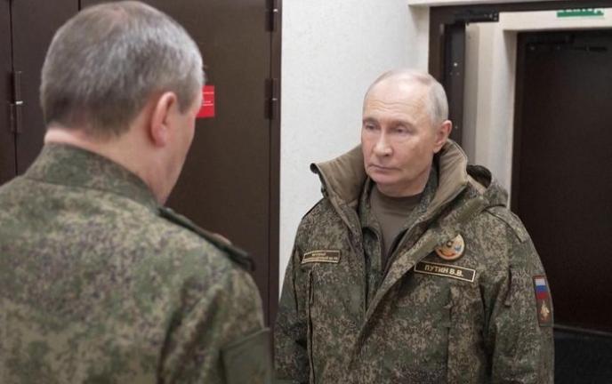 普京着军装会见高级将领，向乌克兰发出警告

在特朗普28日会见乌克兰领导人泽连斯