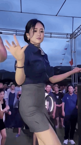 网友精彩评论:
感谢网络，
感谢短视频，
让我退休之后，
还能天天见到靓姐靓妹！