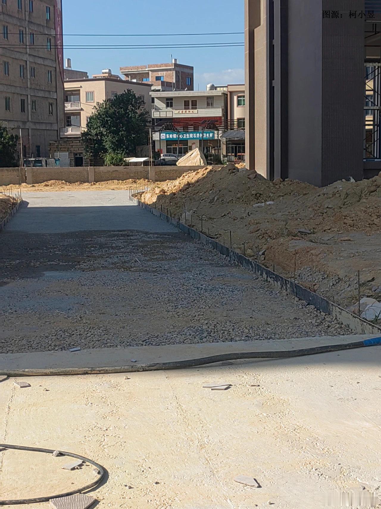 福建一楼盘延期一年多未交付业主怒了 还有部分业主表示，他们是外来务工者，原本就是