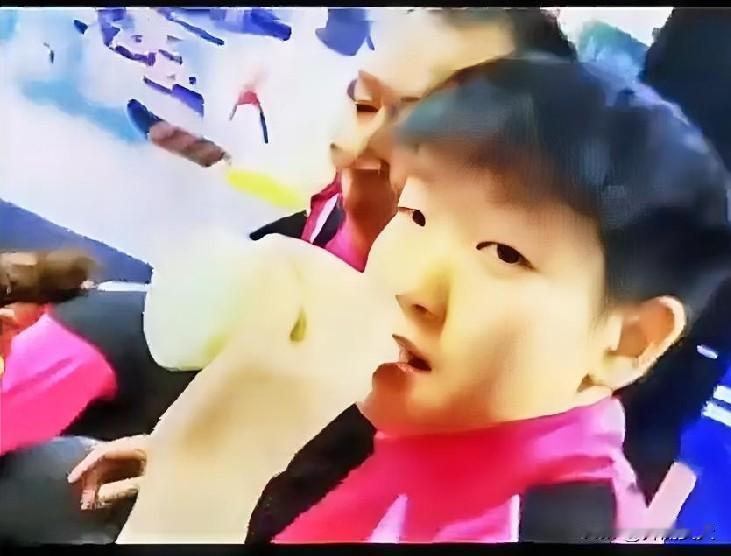 用奶瓶的孙颖莎
没有见过吧！
[捂脸][捂脸][捂脸][捂脸]