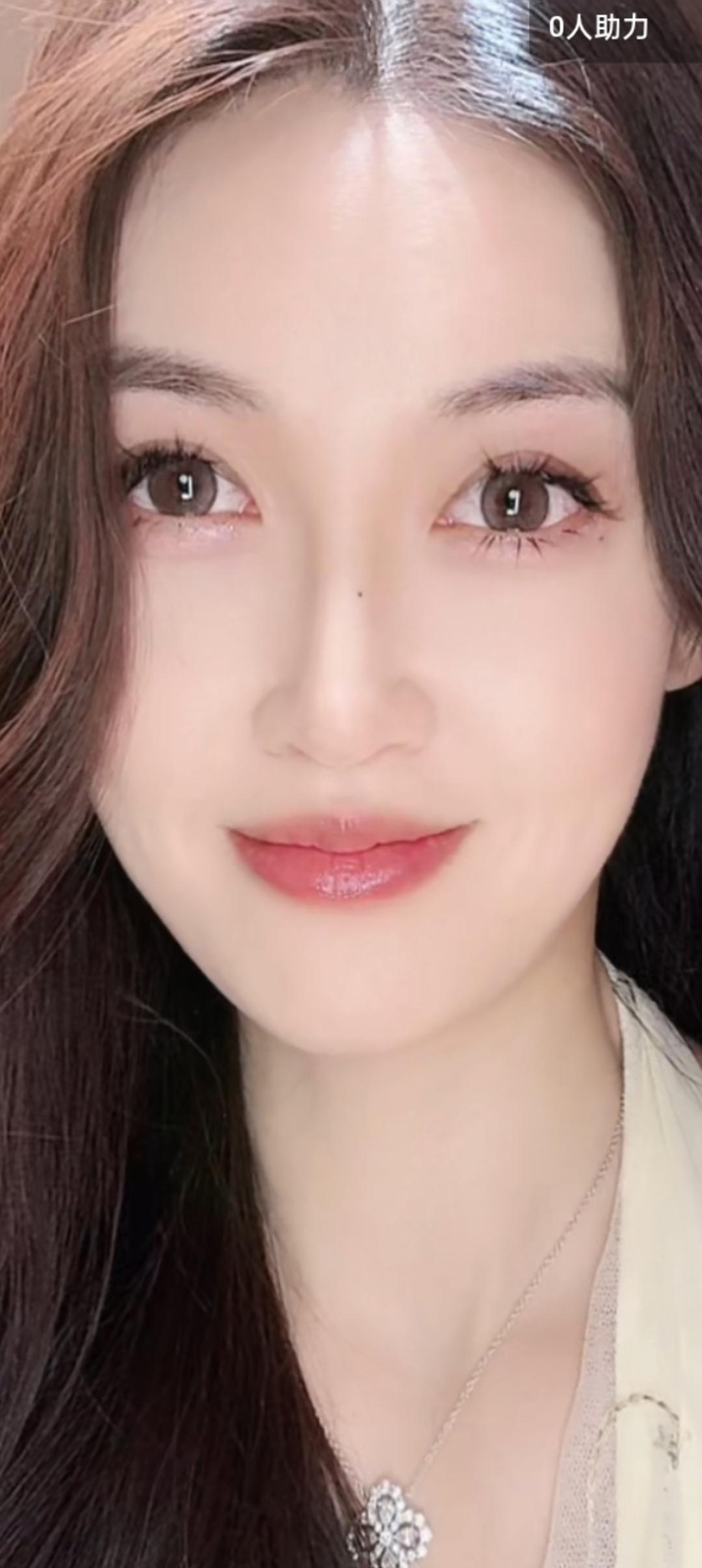 温柔甜美的微笑，散发着自然的光彩！🌟✨