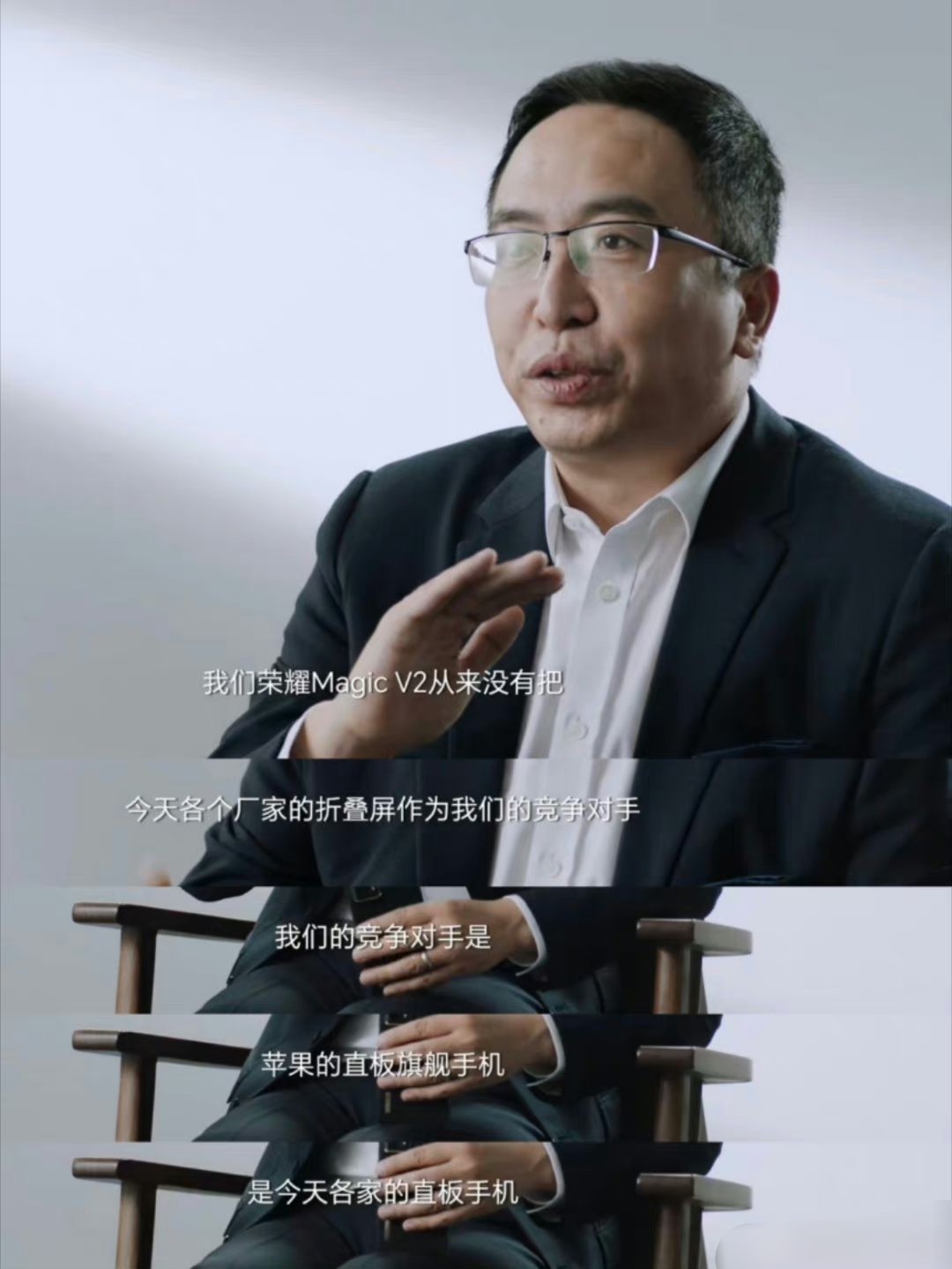 荣耀的定位很明确了，竞争对手就是苹果，荣耀从上到下的所有人旗帜鲜明的对标就是苹果