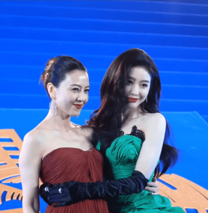 张天爱和高圆圆两位女神同框，太养眼了！她们的关系这么好吗？