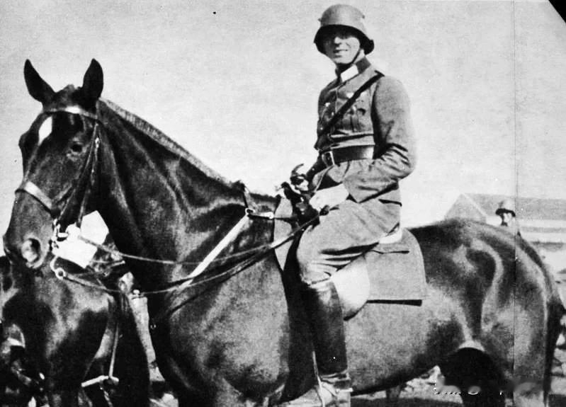 克劳斯·冯·施陶芬贝格 (Claus von Stauffenberg) 与他所