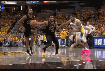 托平今天被米切尔一步过掉就推了米切尔一把nba ​​​