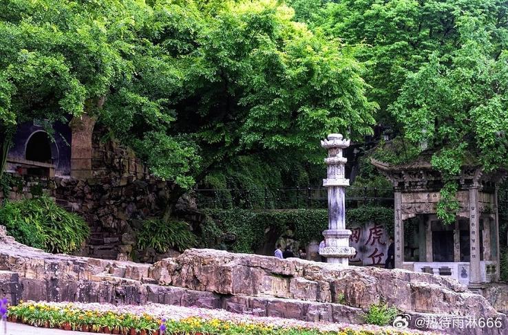 【虎丘山】虎丘山古树参天，山小景多，特别是千年虎丘塔矗立山上，连宋代大文豪苏东坡