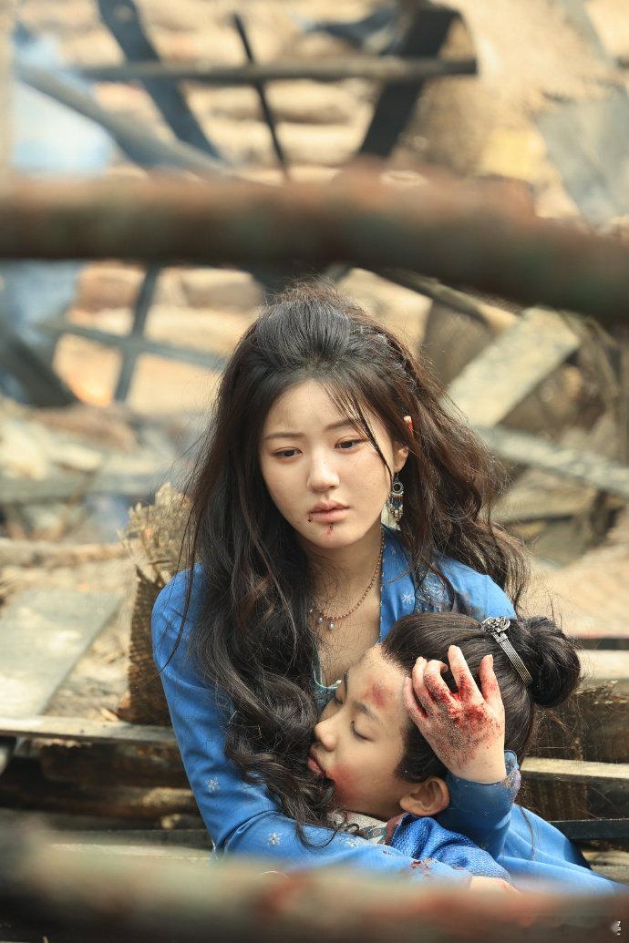 #赵露思雨中破碎感#赵露思雨中破碎感，深蓝异域古装配上微卷发好美#赵露思深蓝异域