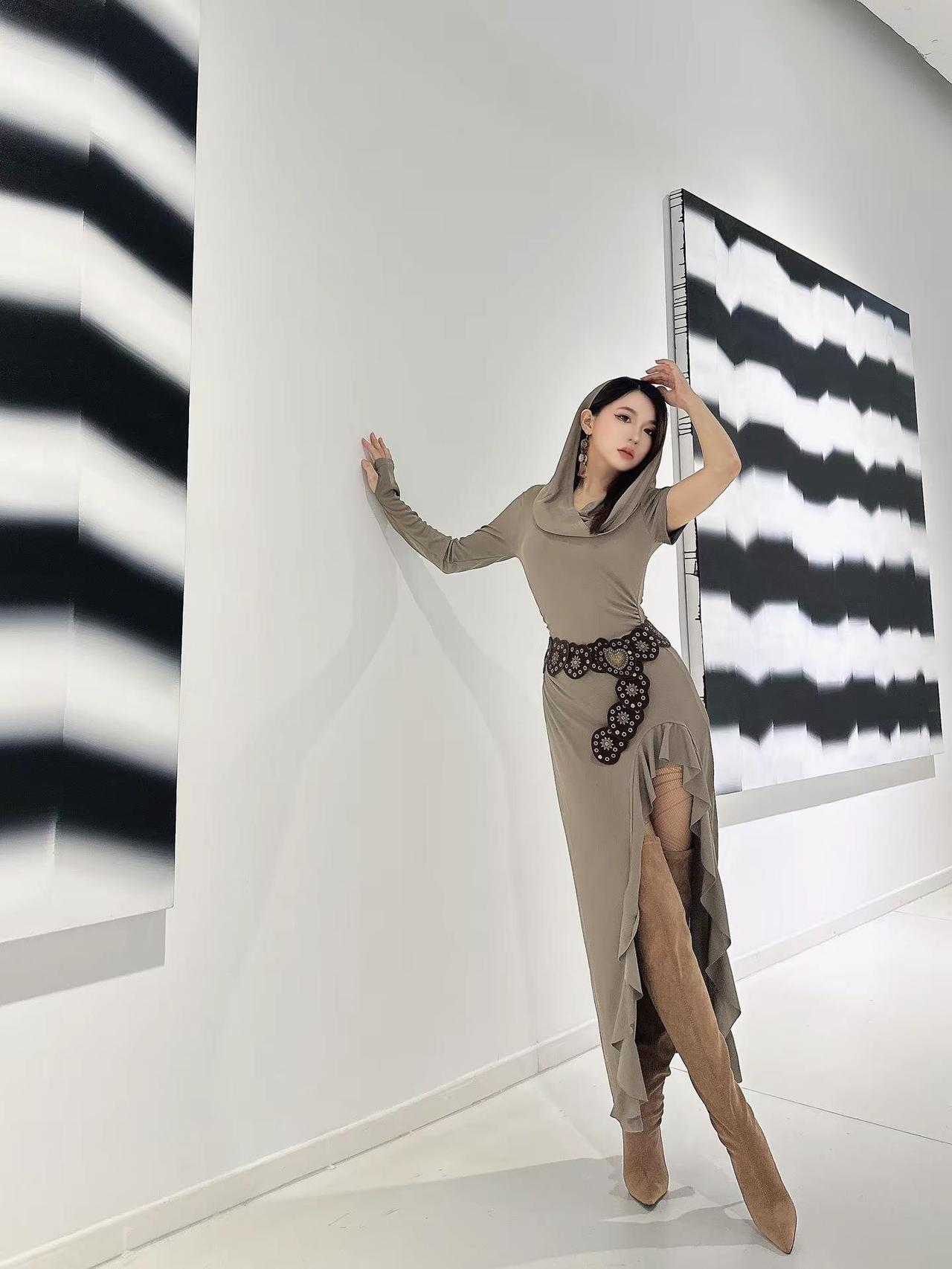 时装与艺术的碰撞✨破土风靴子控姐姐👧。