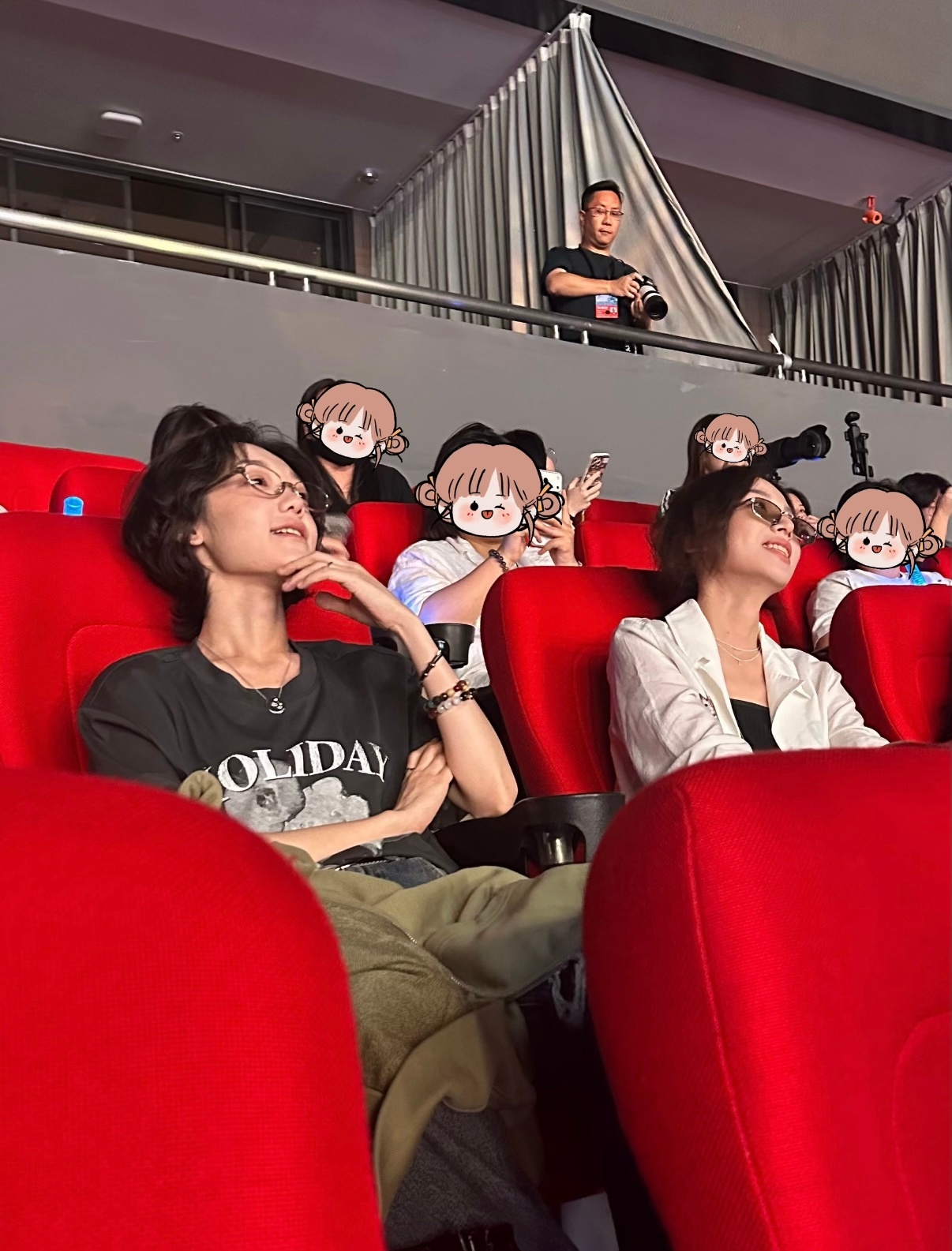 希林娜依高生图好帅啊‼️网友在袁一琦演唱会偶遇希林娜依高[打call]友谊长存呀