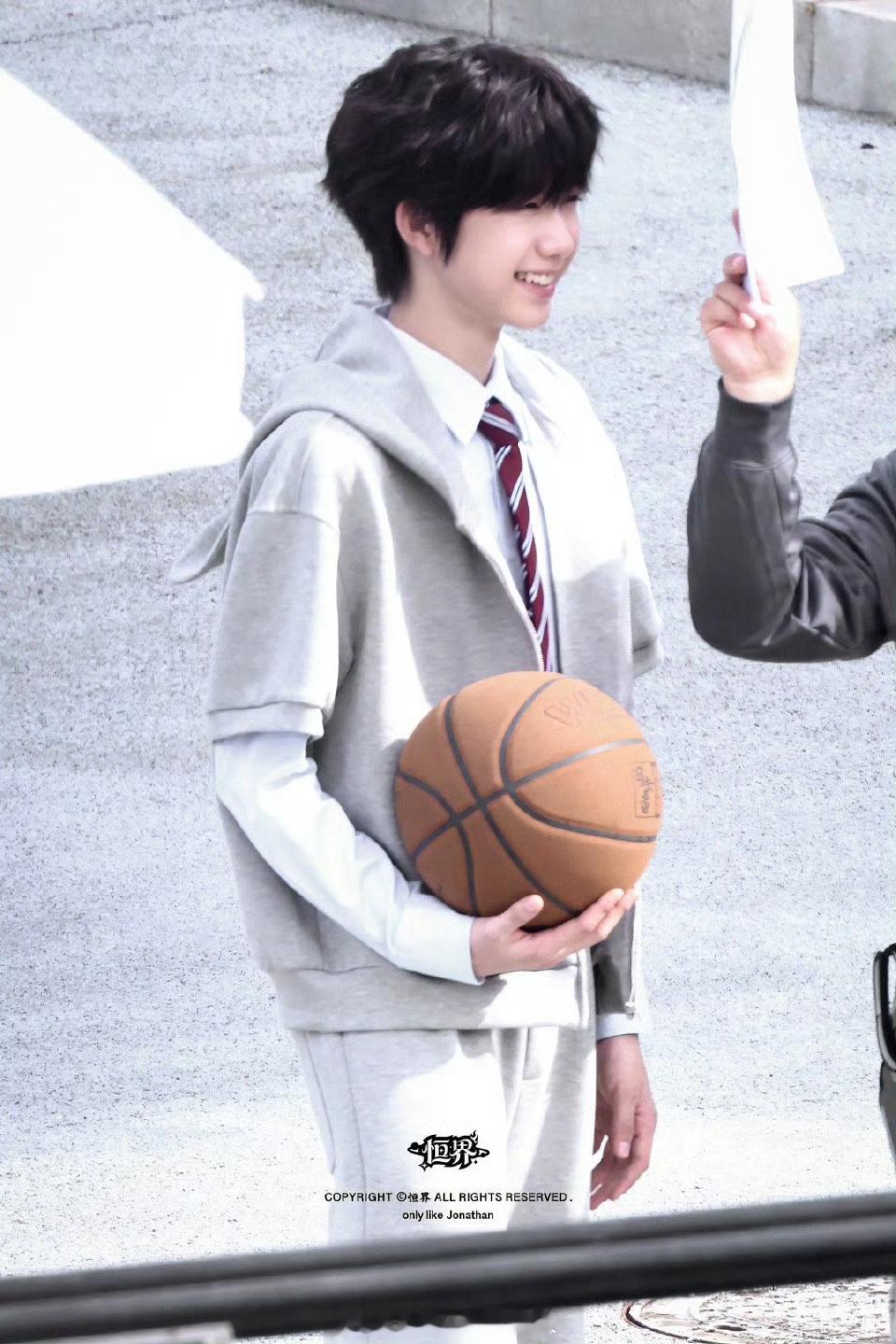 完全看不够这个陈奕恒，打篮球的时候一脸🆒，笑起来的时候又萌的很，已经迫不及待希