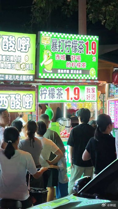 手打柠檬茶一杯你敢2元，我就敢1.9元，谁卷死谁还不知道。消费者排队占便宜，这样