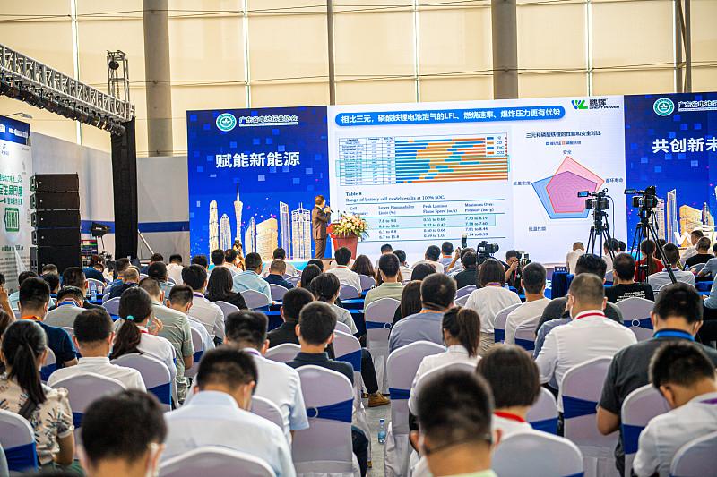 之前蹲过好几次国内半导体、新能源领域的行业发布会，最直观的感受就是没人跟着别人的