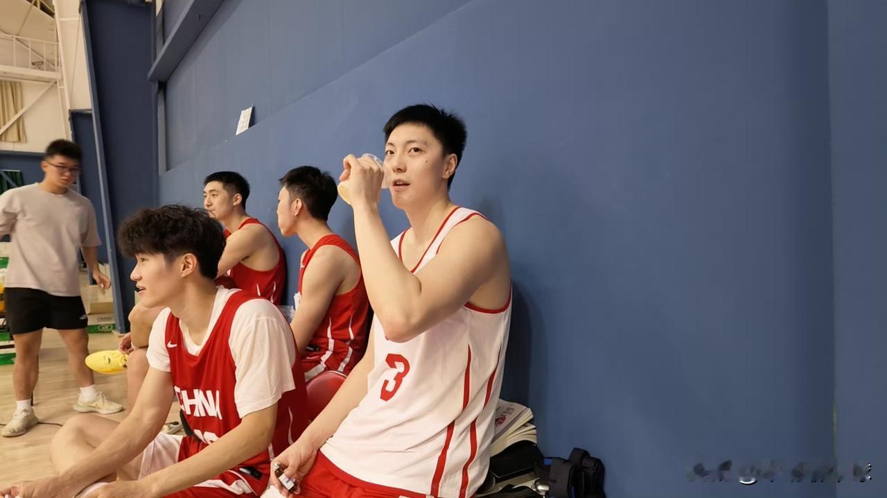 广东宏远男篮核心胡明轩最新消息！
近日，根据篮球媒体人“球圈赵探长”发布探班中国