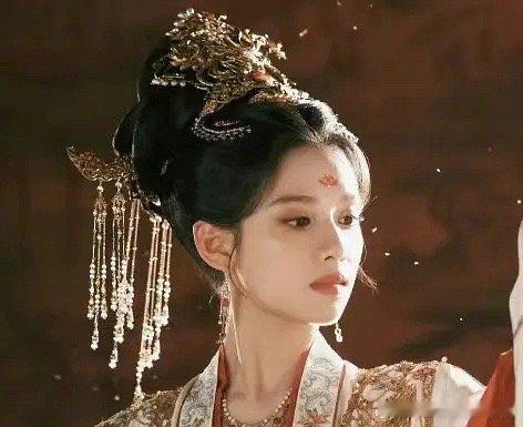 张婧仪的贵女造型好美，花芷这套真的是贵女具象化了，五官大气就很搭这种风格 ​​​