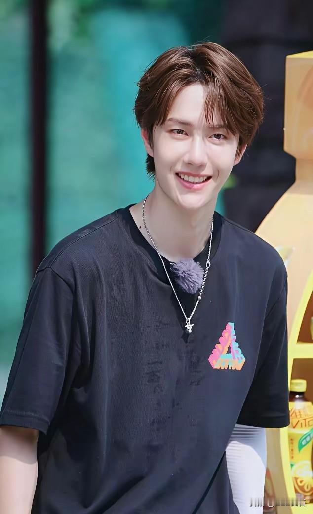 王一博粉丝团福利🧧🧧🧧🧧来一波
王一博深V 王一博红毯秀 王一博实况花絮