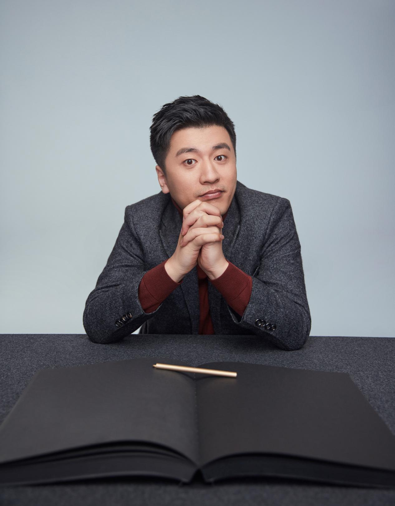 一个时代的一个名人在落幕的时候，都会升起苍凉的感觉。
他在这个时代留下了印记，却