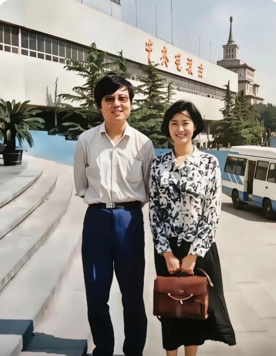 大家猜猜看，图片右侧的这位女士是哪位？
能一眼认出她的，大多是有一定年纪的老观众