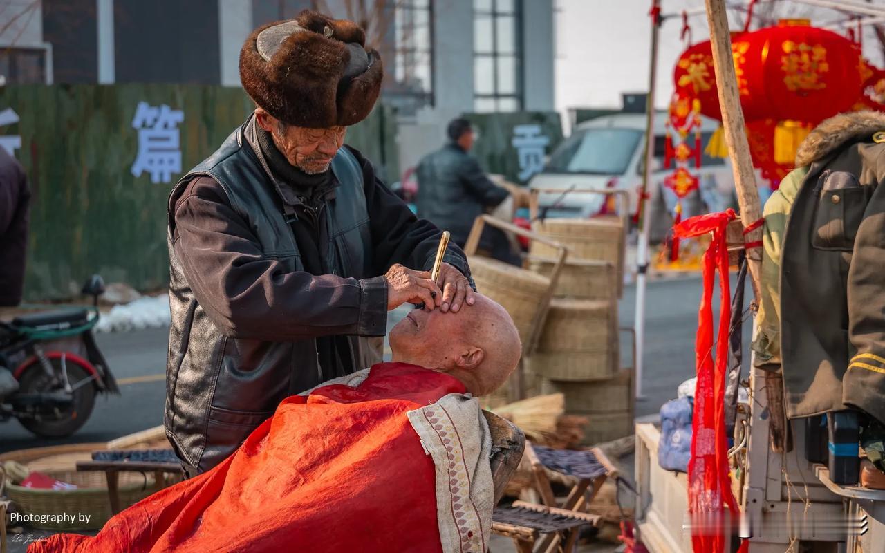 乡村里的剃头挑子。春节前，去到连云港赣榆石桥镇拍摄乡村大集，偶遇一位剃头挑子，在