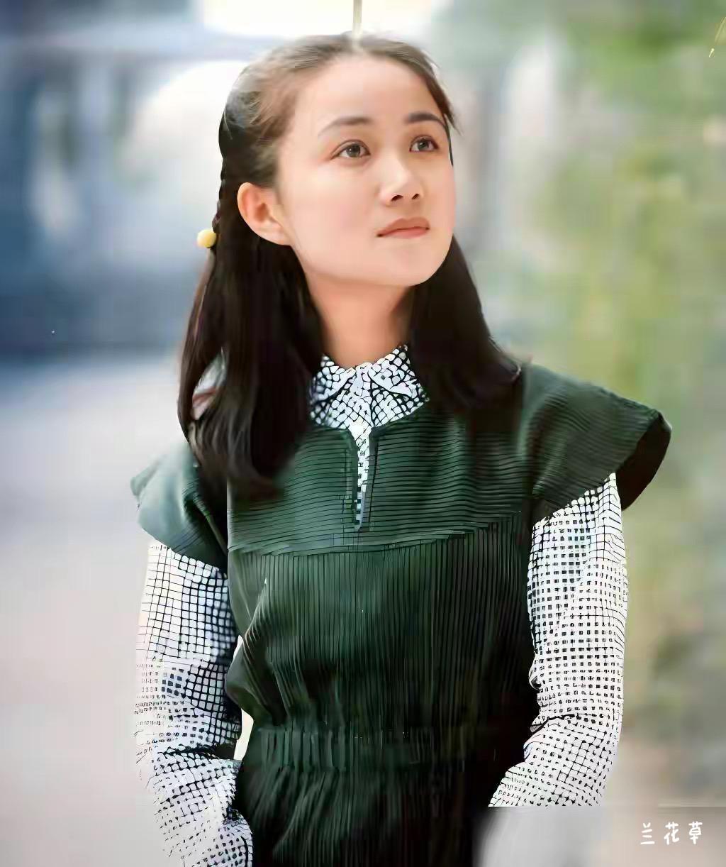 还记得这位演员吗？  
电影《女大学生宿舍》和《红衣少女》里都有她出色的表现。 