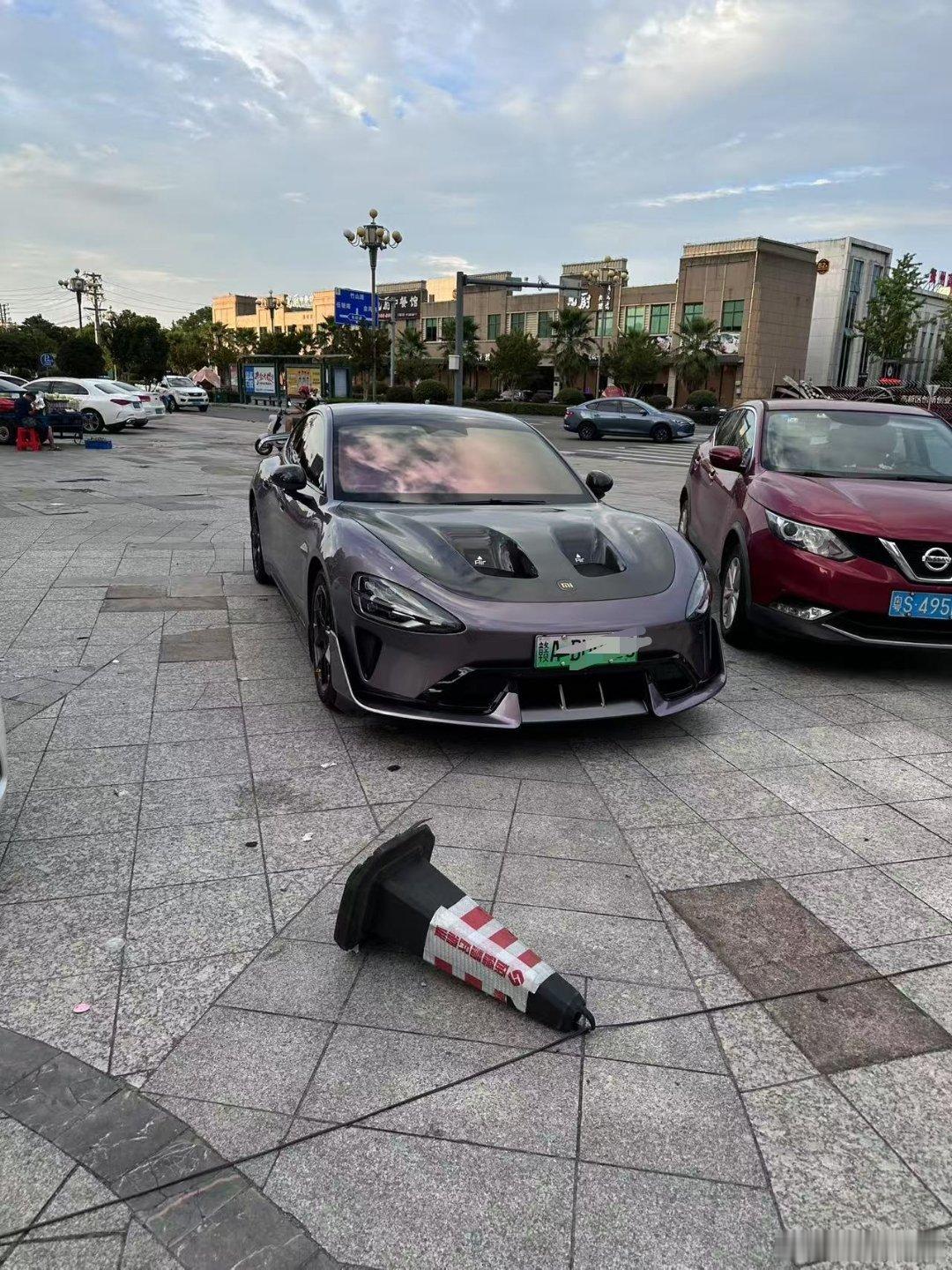 如何用最低成本获得一台小米SU7 Ultra？很简单，就是买最低配，再换挖孔引擎