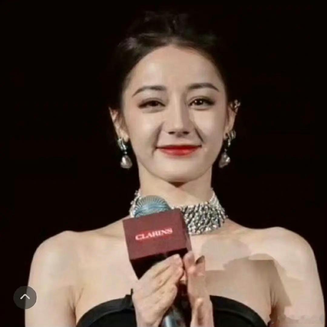迪丽热巴什么时候法令纹也这么重了？ ​​​