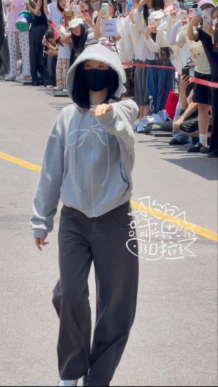 虞书欣虞书欣上班路抱了云初令里的小演员虞书欣招手抱了云初令里的小演员 虞书欣上班