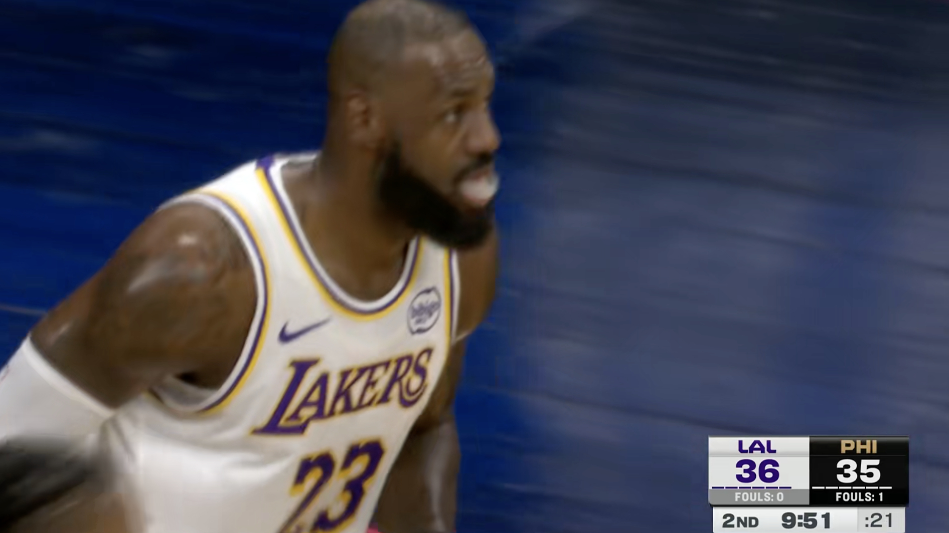 詹姆斯三分投进，得分上双！ 湖人vs76人