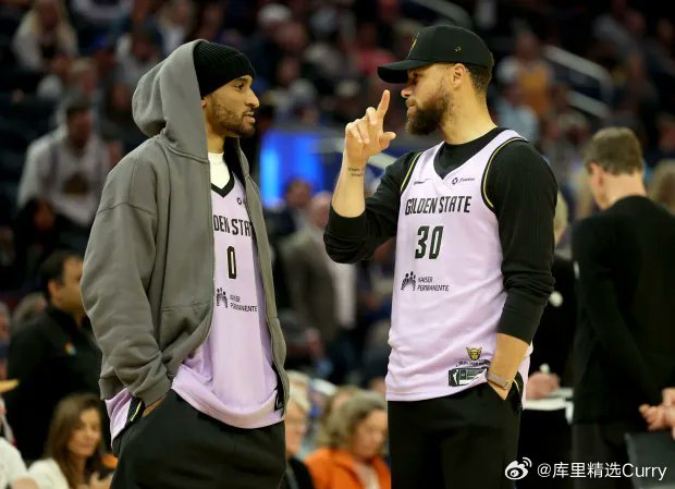 斯蒂芬·库里今天在场边观战，上脚装备Nike Air Zoom Pegasus 