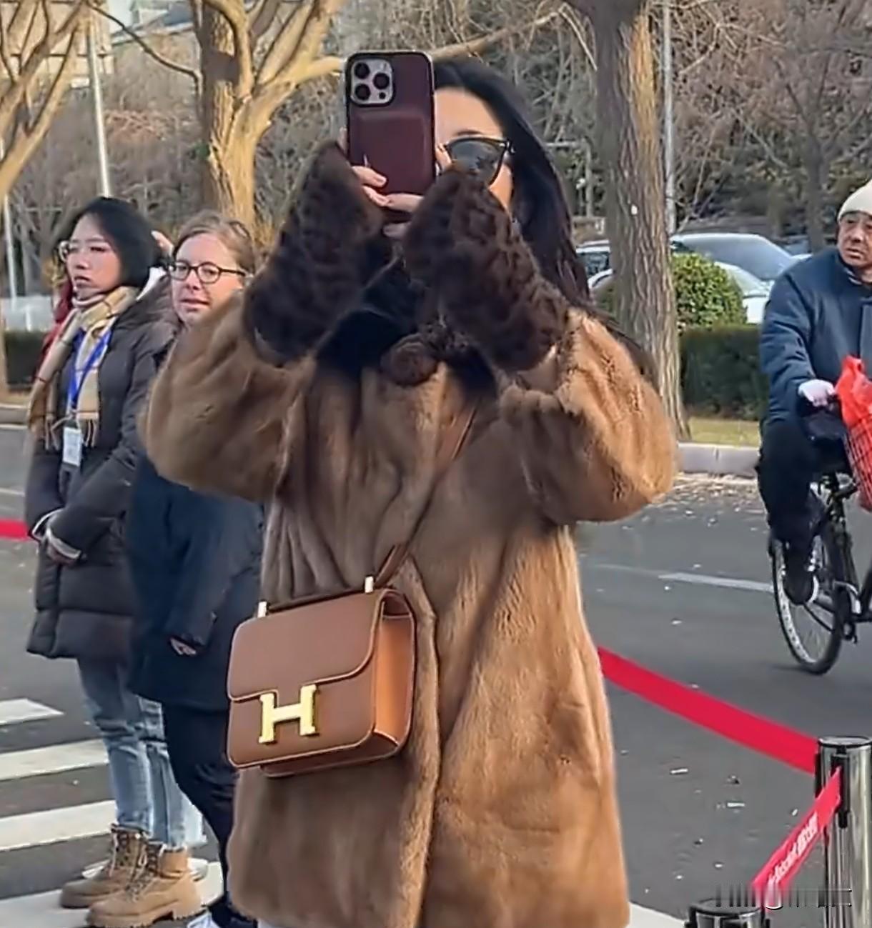 朱珠冷脸挤老公上热搜！这波操作才是真夫妻的默契
 
零下好几度的北京街头，貂皮大