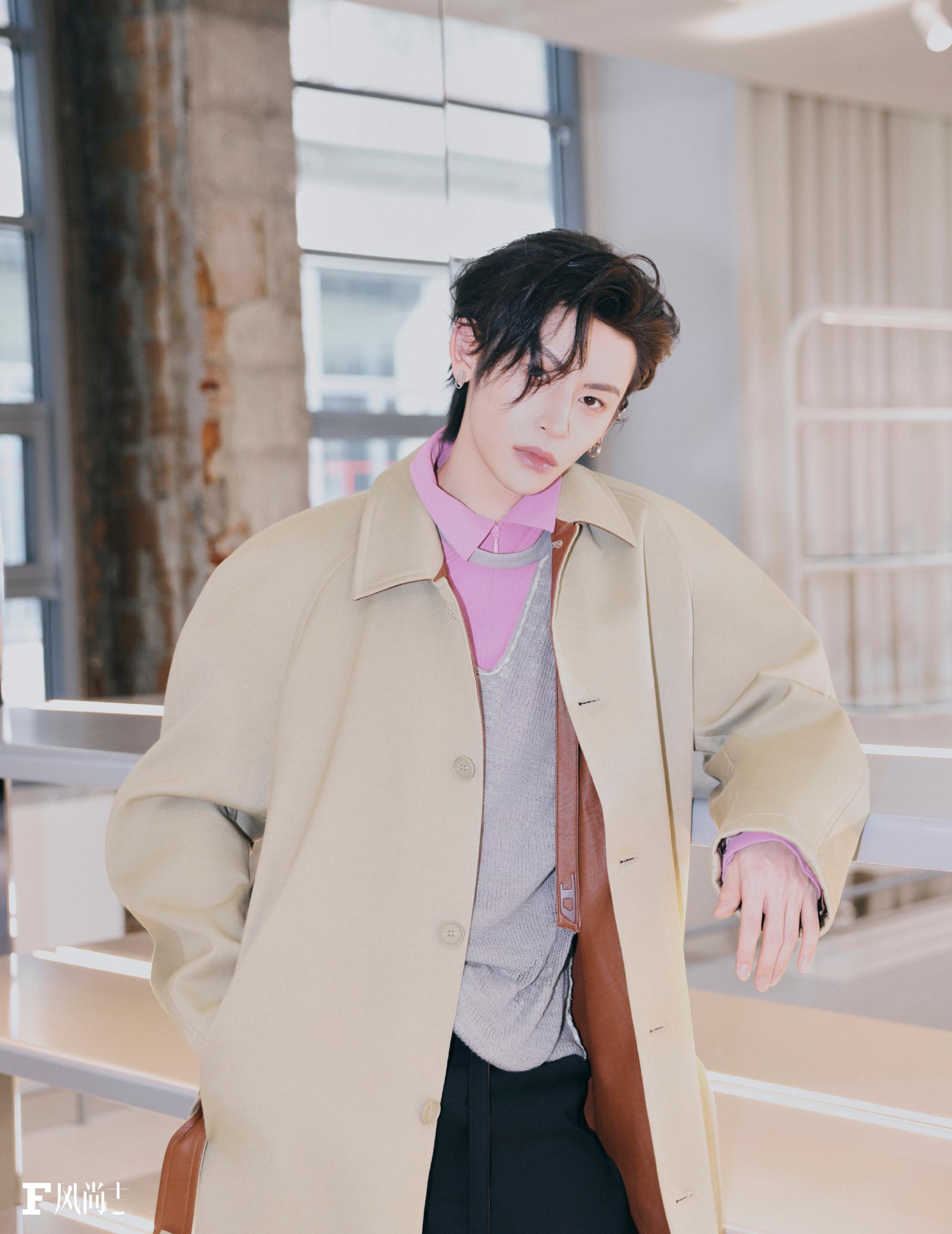 来到Diesel米兰总部的showroom试装，采用了“衬衫+针织背心+廓形风衣