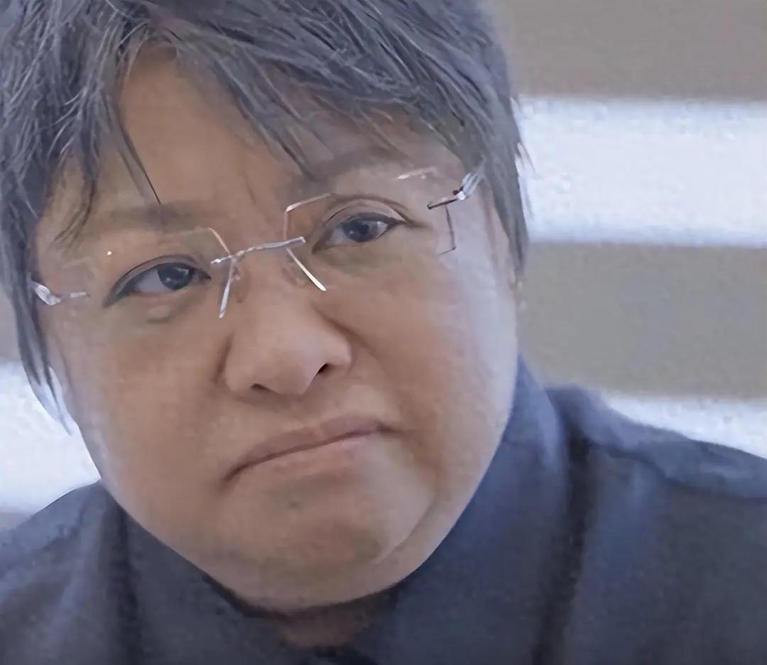 致敬韩红！……
贪污上亿、假慈善？被实名举报的韩红，终于明白她终身不嫁的原因！