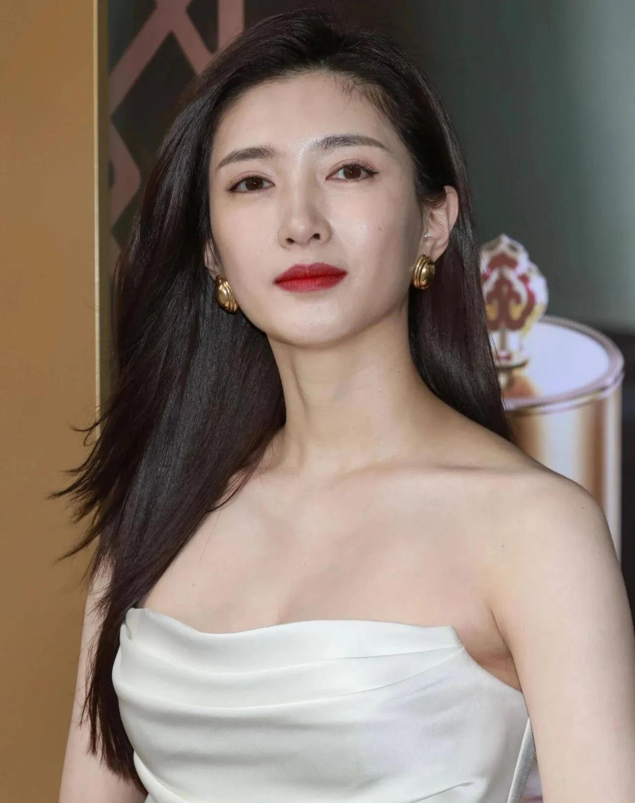 看完江疏影这场线下活动生图，才懂什么叫真正的氛围感大美女！
一身奶白色缎面抹胸长