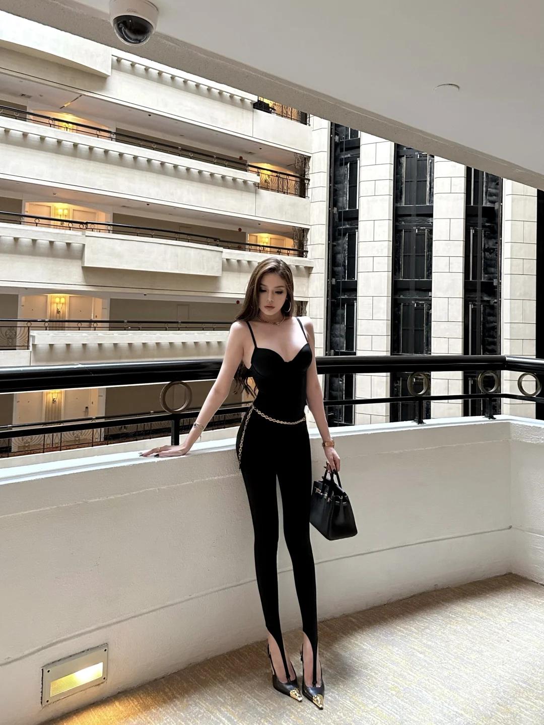 优雅黑丝女郎，都市时尚风范